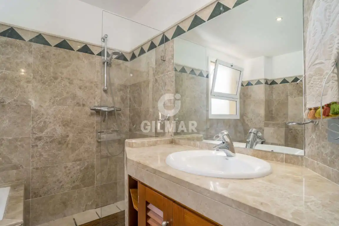 Badezimmer von Maisonette zum Verkauf in Sotogrande mit Heizung, Abstellraum und Schwimmbad