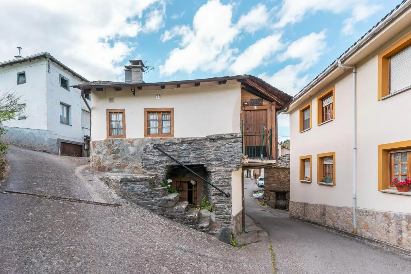 Vista exterior de Casa o chalet en venta en Cangas del Narcea con Jardín privado, Amueblado y Balcón
