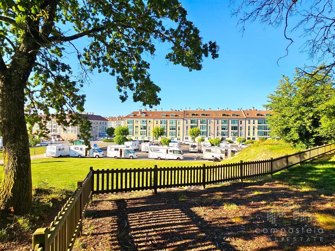 Vista exterior de Àtic de lloguer en Ames amb Calefacció, Traster i Moblat