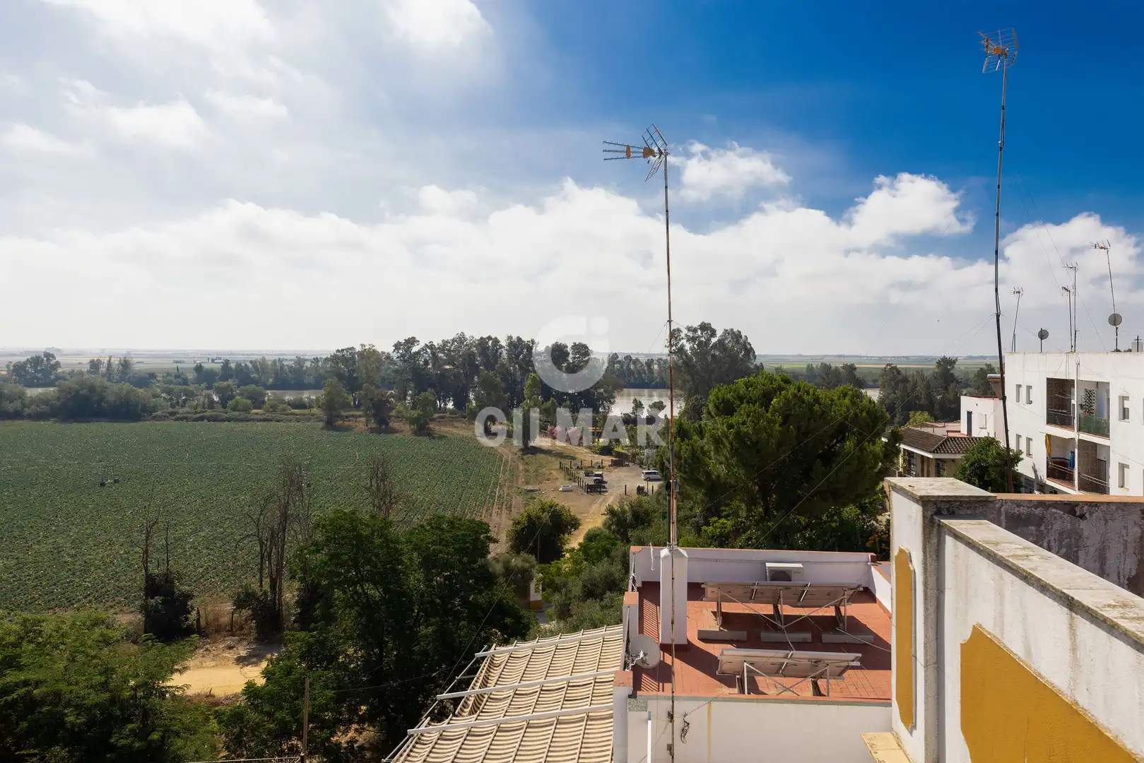 Vista exterior de Casa adosada en venda en Coria del Río amb Calefacció