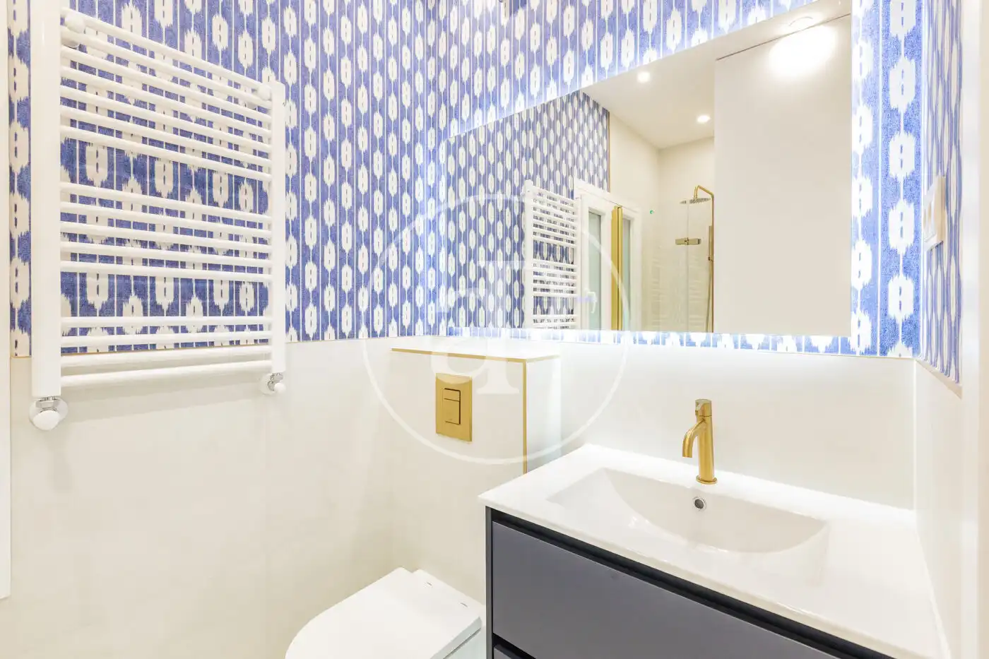Bathroom of Flat for sale in Madrid  with Air Conditioner and Heating