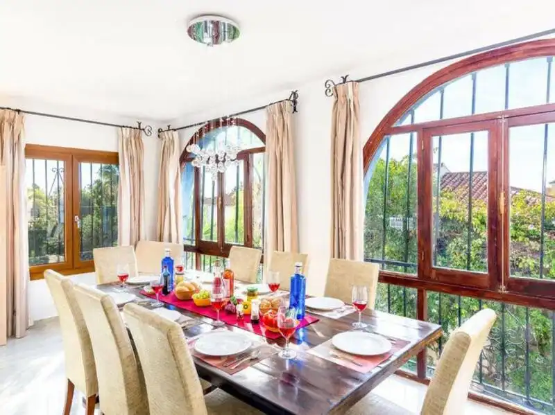 Menjador de Casa o xalet de lloguer en Marbella amb Aire condicionat, Calefacció i Jardí privat