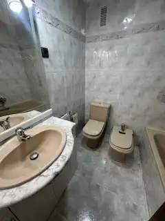 Bany de Apartament de lloguer en León Capital  amb Calefacció, Parquet i Terrassa