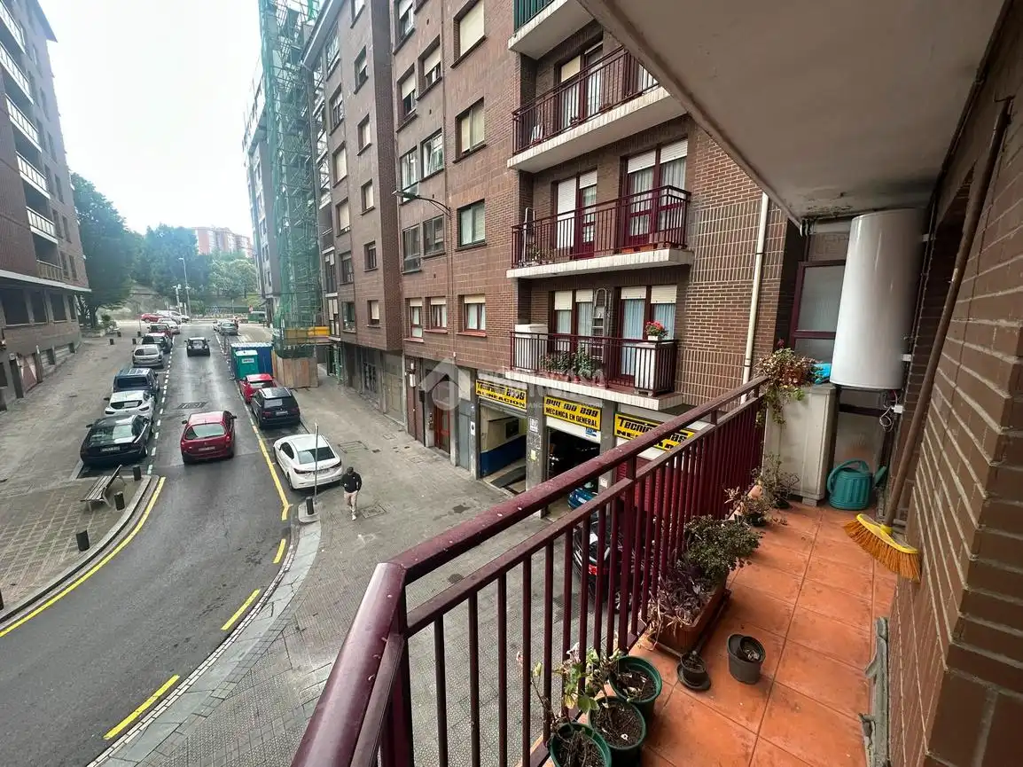 Vista exterior de Dúplex en venda en Bilbao  amb Calefacció i Moblat