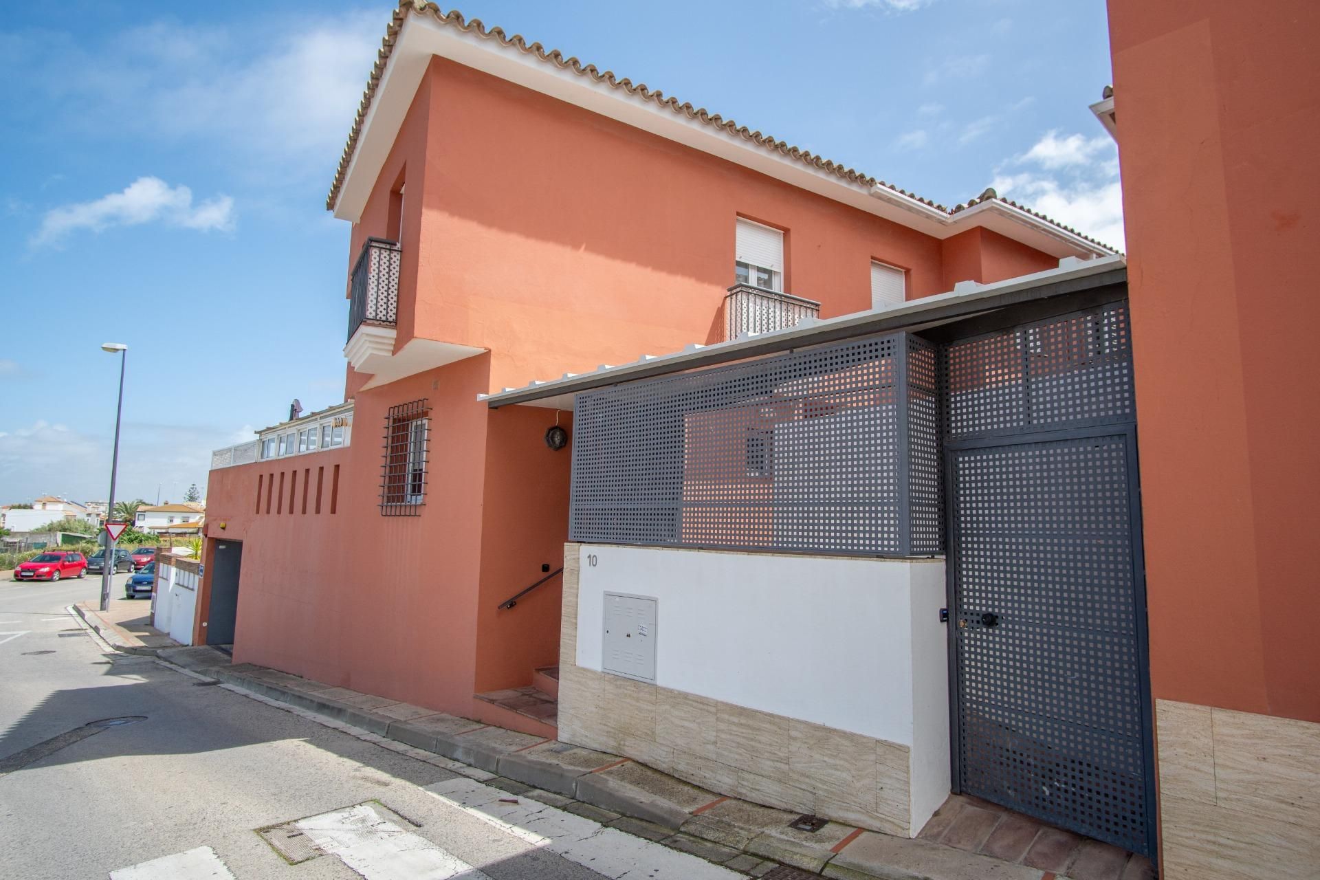Exterior view of Single-family semi-detached for sale in San Fernando  with Air Conditioner, Heating and Storage room