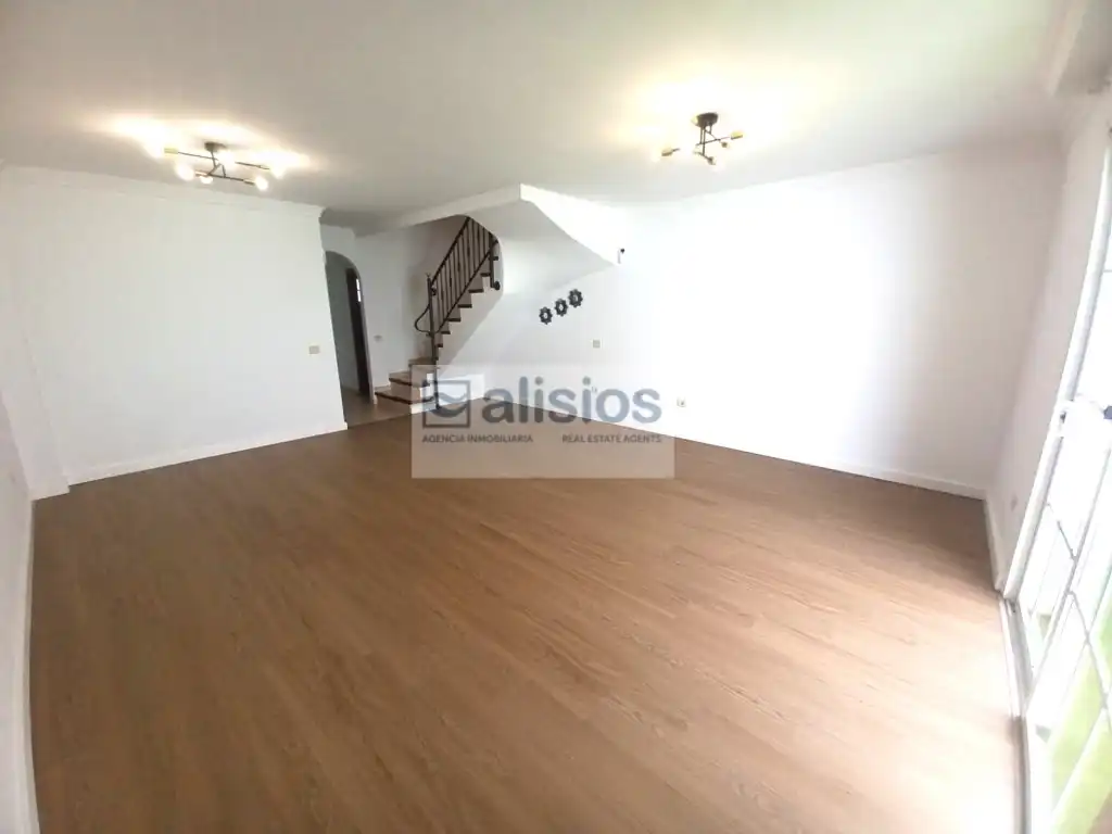 Casa adosada en venta en San Isidro