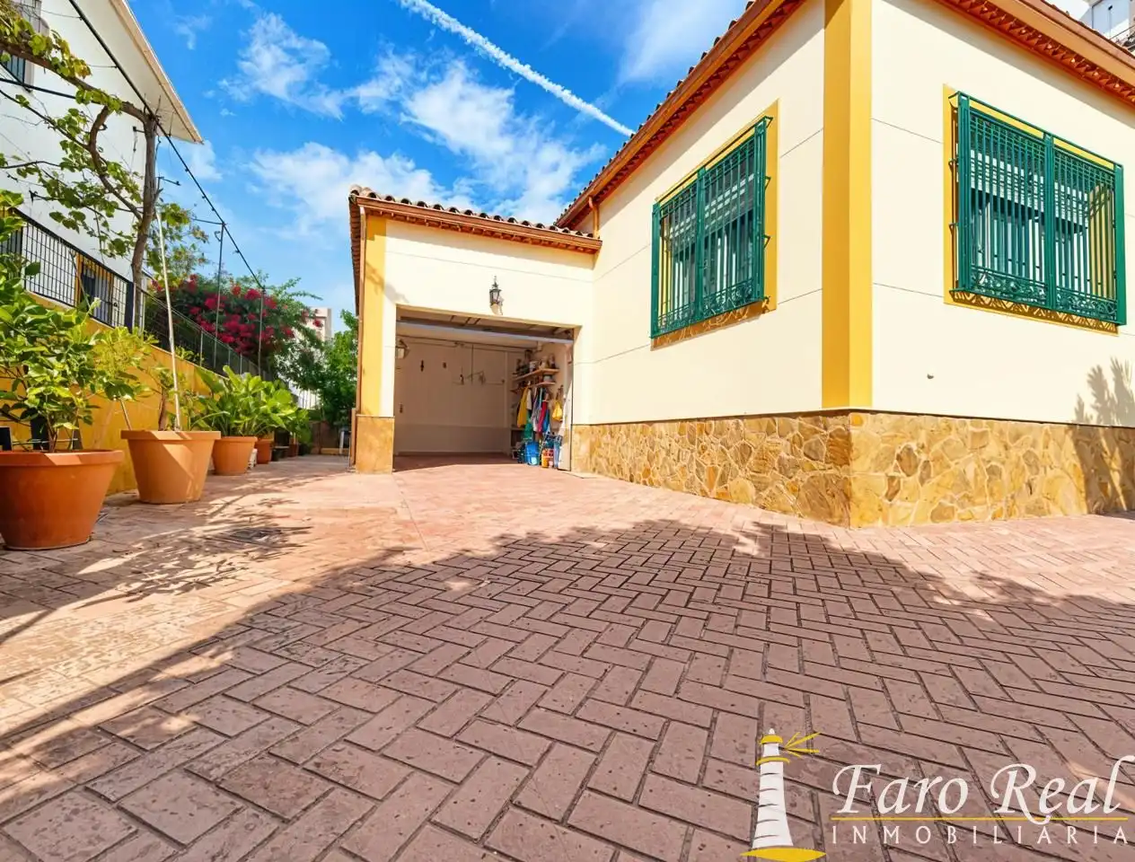 Vista exterior de Casa o xalet en venda en Sanlúcar de Barrameda amb Aire condicionat, Terrassa i Moblat