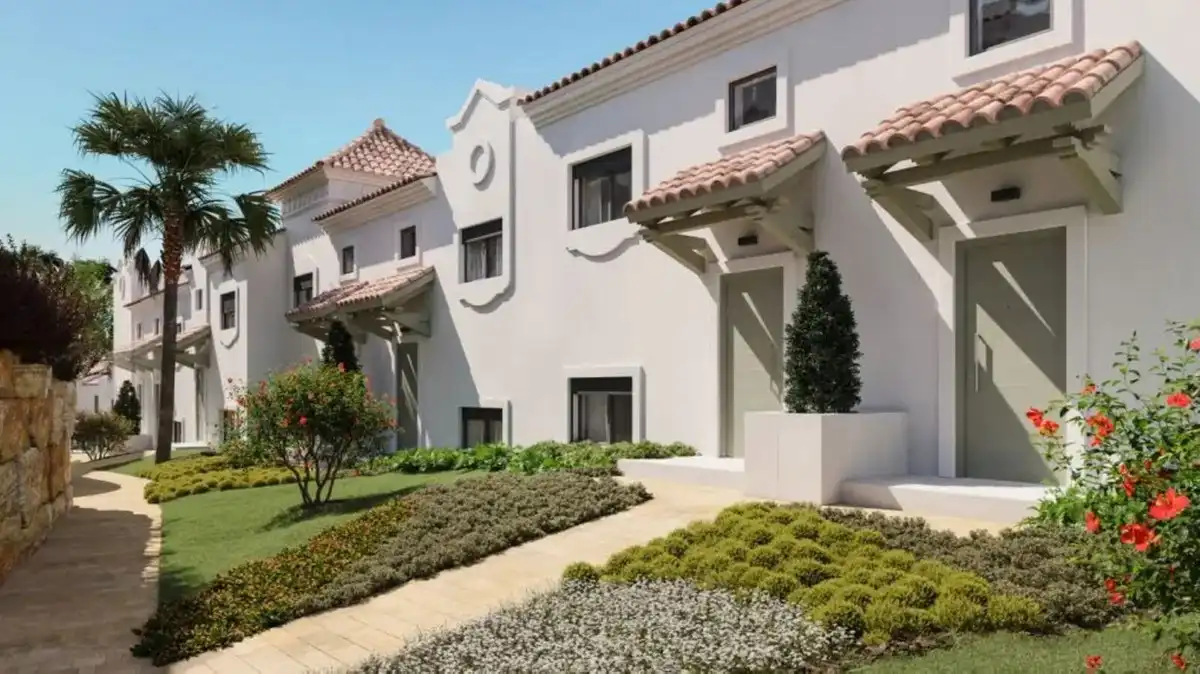 Vista exterior de Casa adosada en venda en Estepona amb Aire condicionat, Terrassa i Traster