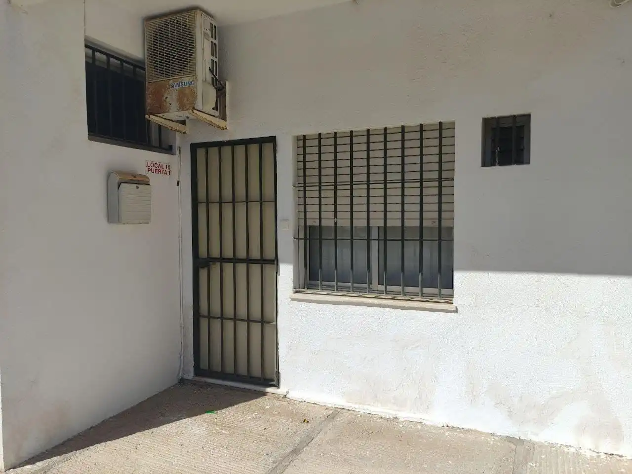 Vista exterior de Local en venta en El Puerto de Santa María