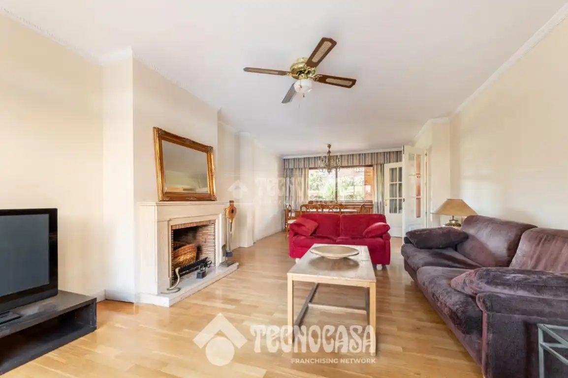 Sala d'estar de Casa adosada en venda en Majadahonda amb Calefacció, Jardí privat i Terrassa
