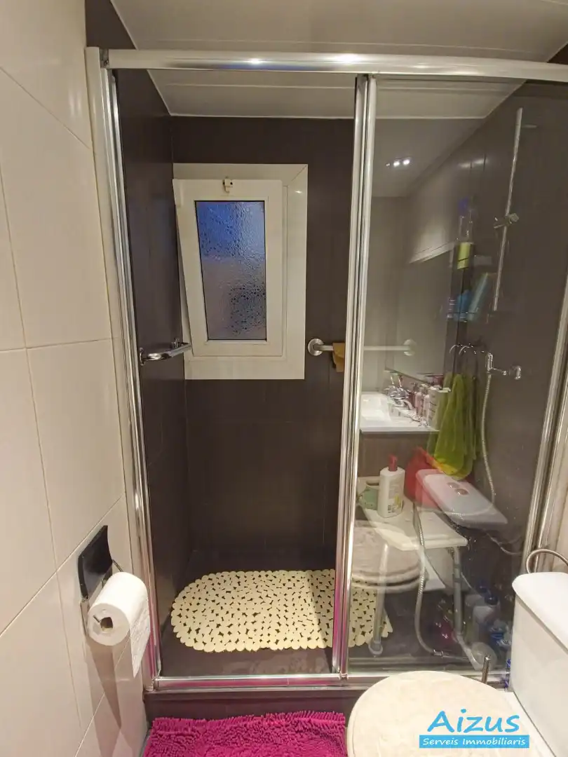 Baño de Piso en venta en Ripollet con Calefacción