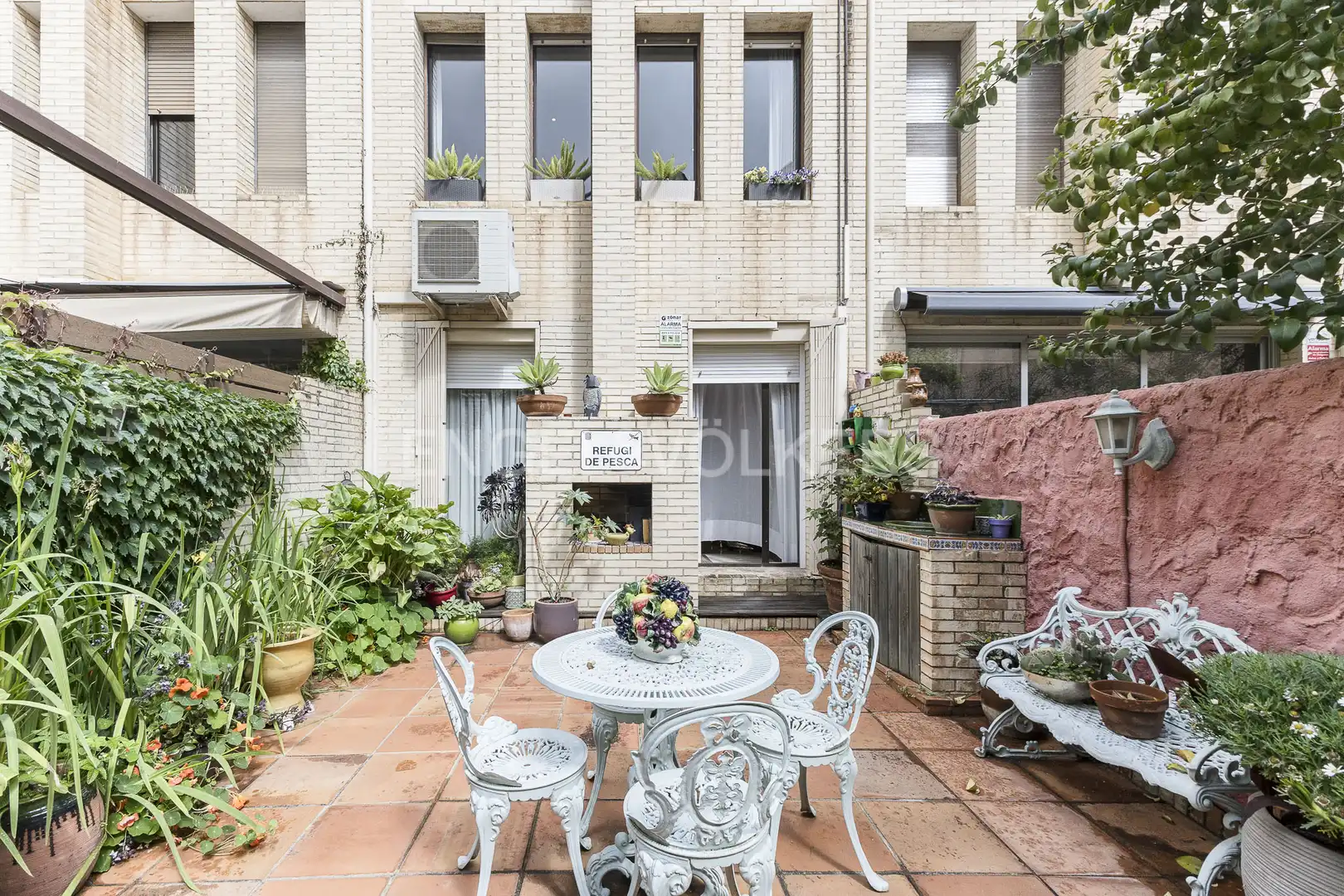 Terrasse von Einfamilien-Reihenhaus zum Verkauf in Barcelona mit Heizung, Privatgarten und Parkett