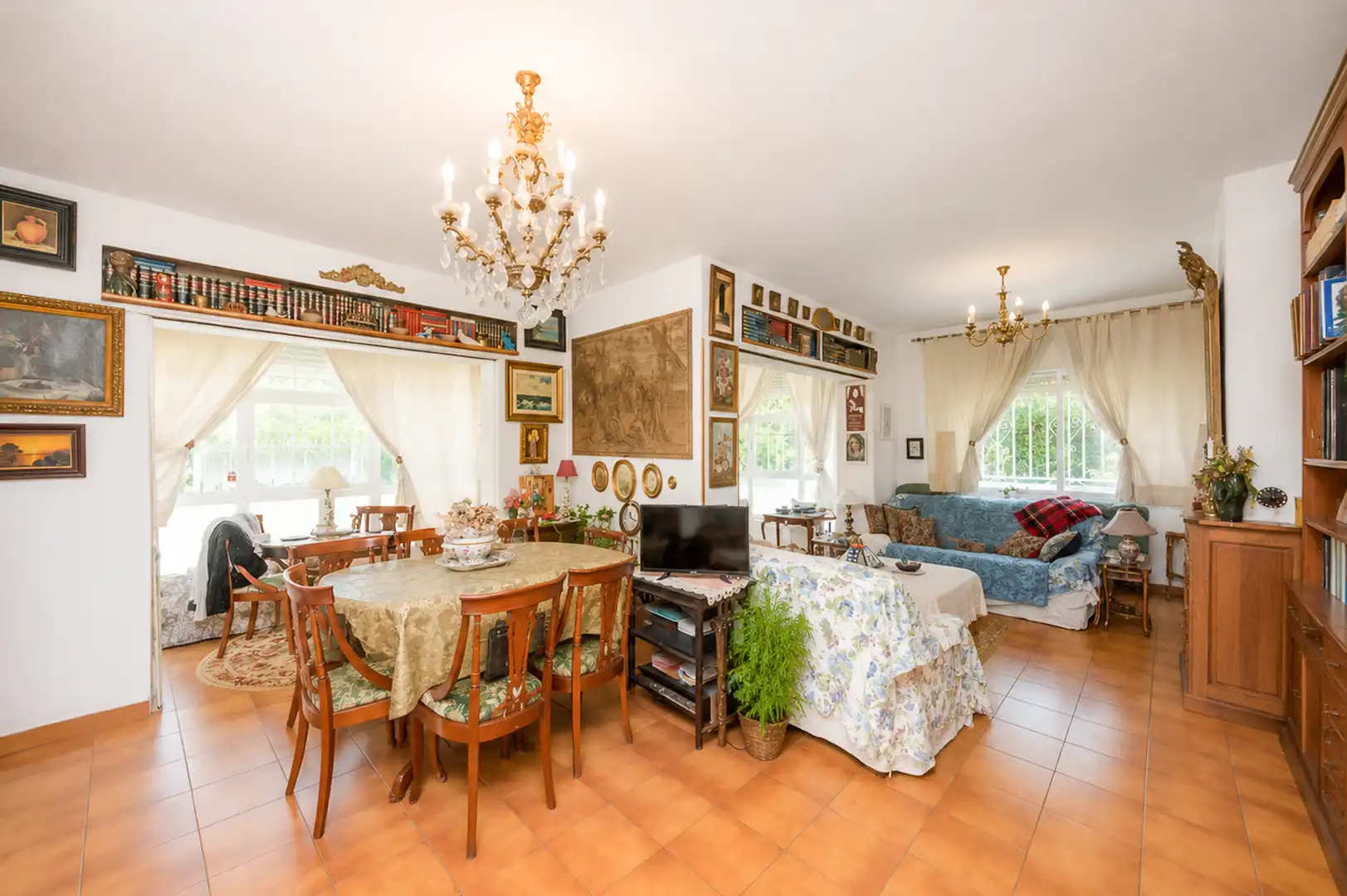 Sala d'estar de Casa o xalet en venda en El Escorial amb Jardí privat, Terrassa i Piscina