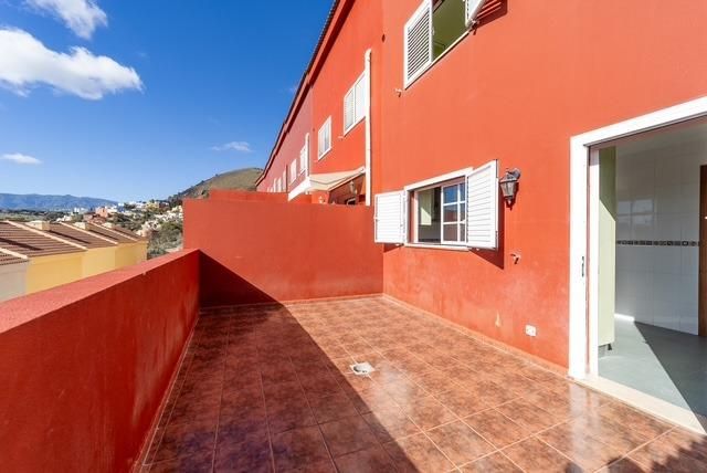 Vista exterior de Casa o xalet en venda en Las Palmas de Gran Canaria amb Jardí privat, Terrassa i Traster