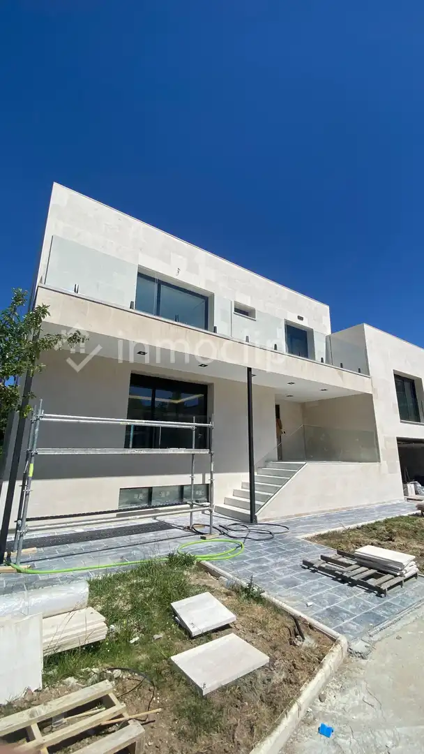 Vista exterior de Casa o xalet en venda en Villamayor amb Calefacció, Jardí privat i Terrassa