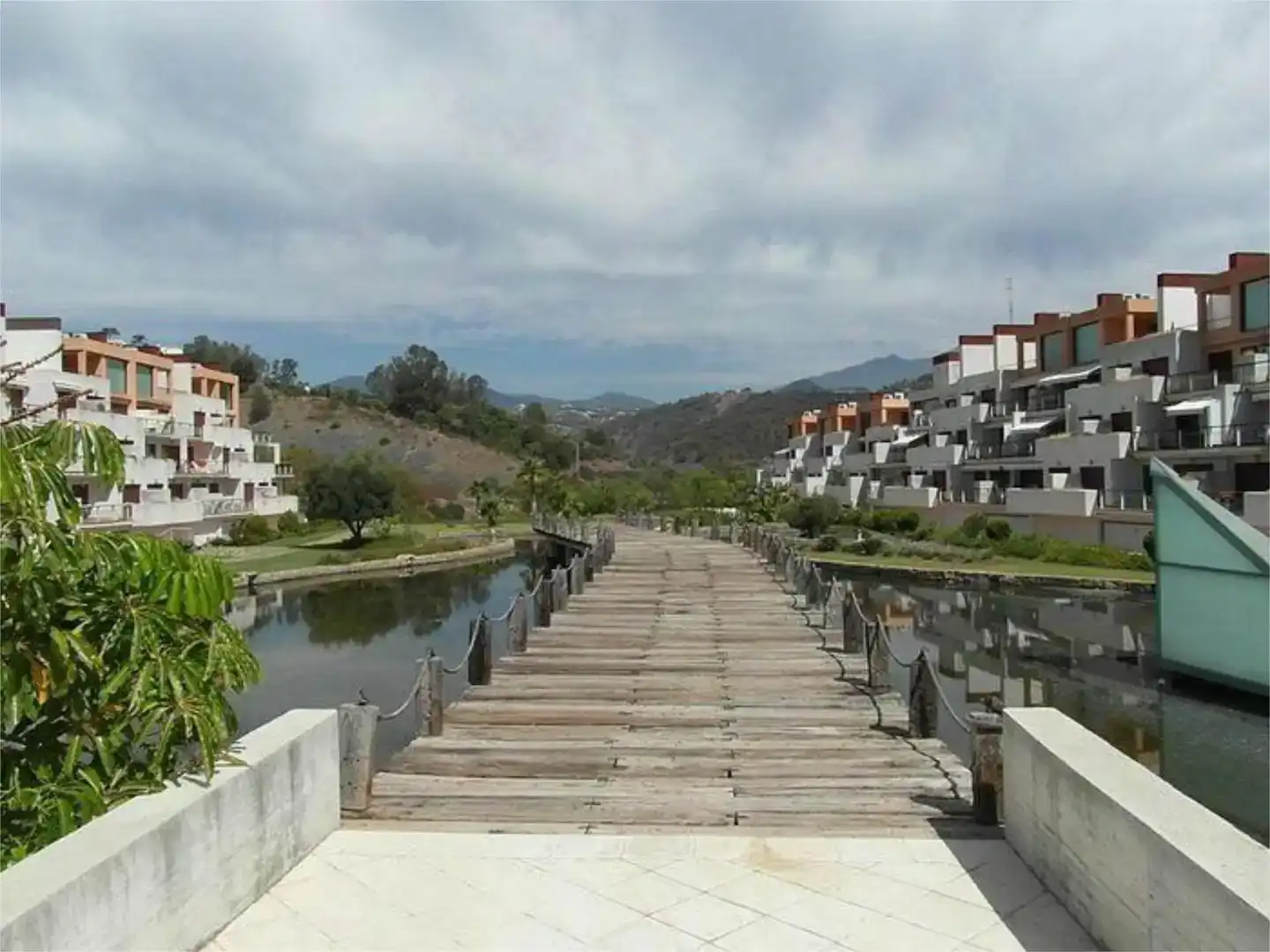 Vista exterior de Pis de lloguer en Benahavís amb Aire condicionat, Piscina i Balcó