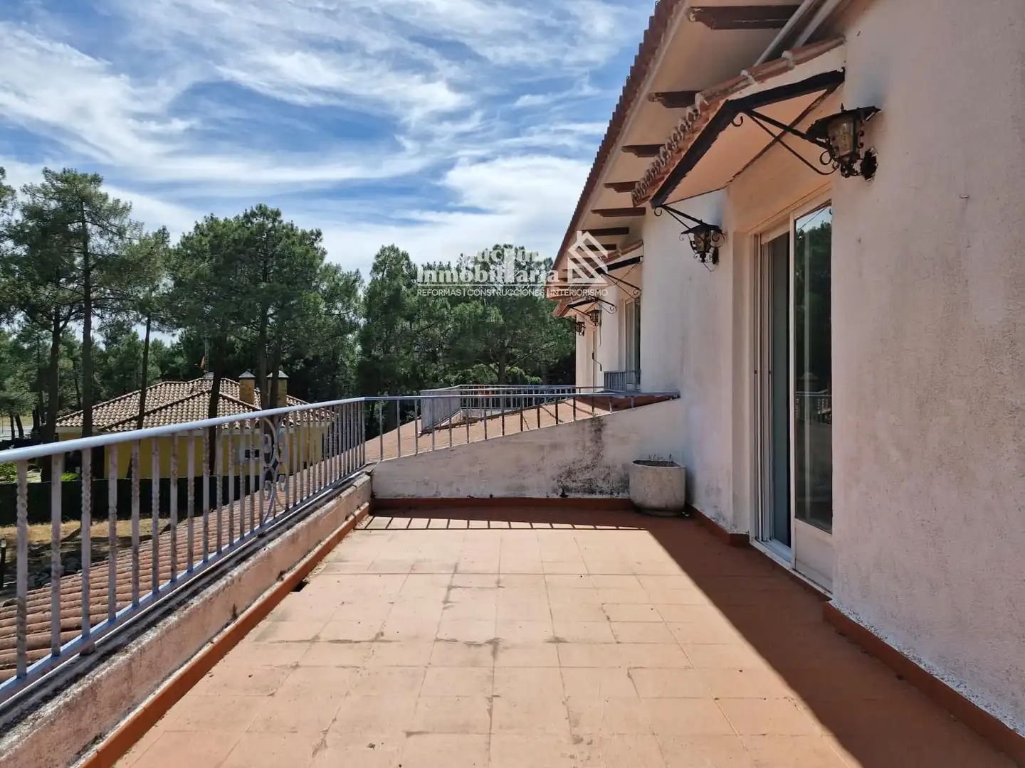 Terrasse von Einfamilien-Reihenhaus zum Verkauf in Alba de Tormes mit Heizung, Abstellraum und Schwimmbad