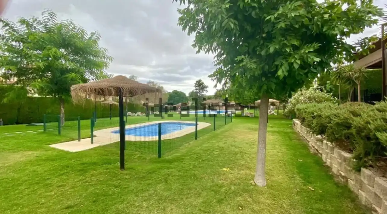 Piscina de Casa adosada en venda en Espartinas amb Aire condicionat, Calefacció i Jardí privat