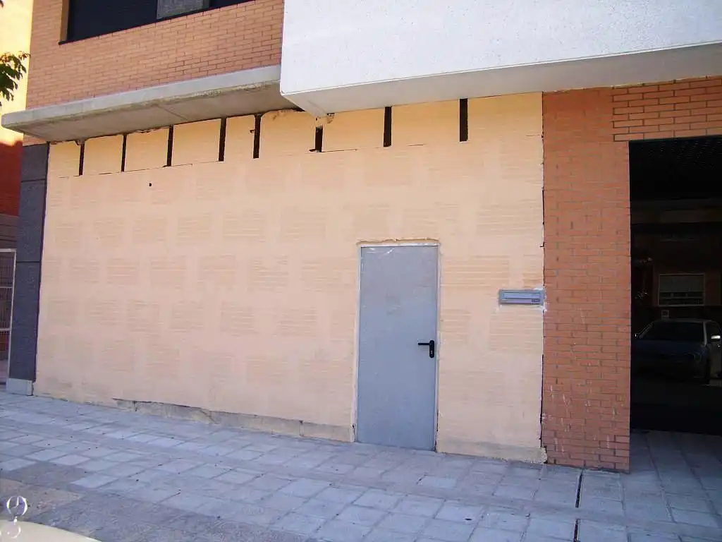 Vista exterior de Local en venda en Azuqueca de Henares