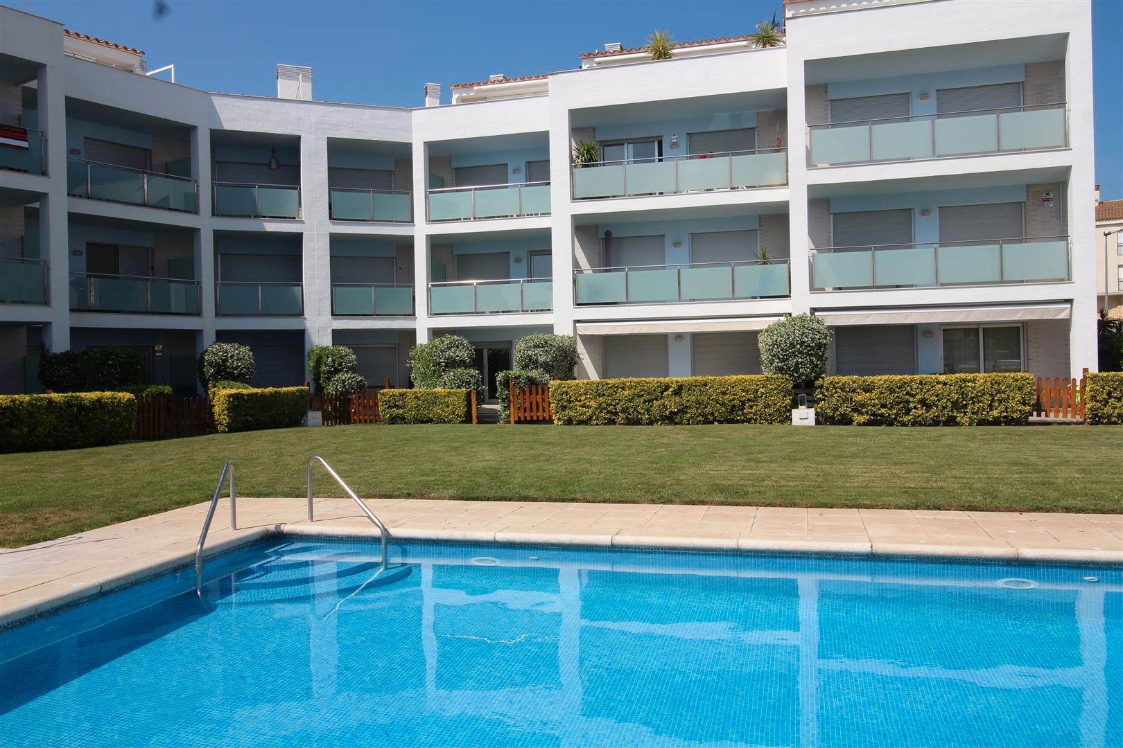 Piscina de Apartament en venda en L'Escala amb Jardí privat, Terrassa i Forn