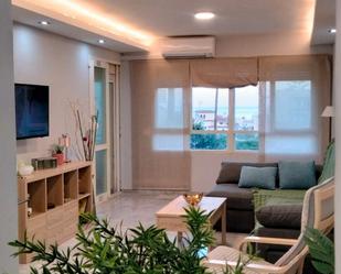 Sala d'estar de Apartament de lloguer en Torremolinos amb Aire condicionat, Terrassa i Piscina