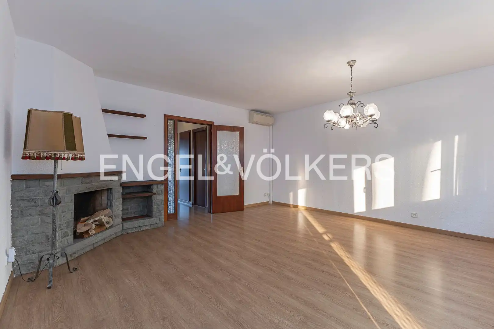 Sala d'estar de Casa adosada en venda en Centre - Sant Oleguer