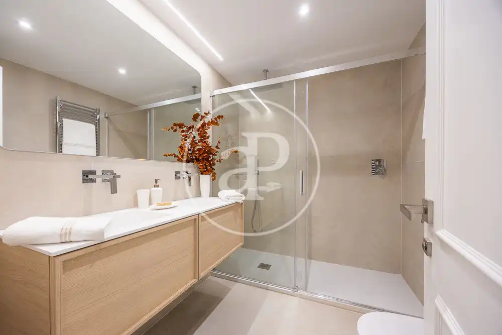Badezimmer von Wohnung zum Verkauf in Madrid mit Klimaanlage, Heizung und Möbliert
