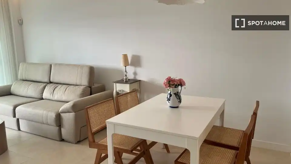 Comedor de Apartamento para compartir en Vélez-Málaga con Aire acondicionado, Terraza y Amueblado