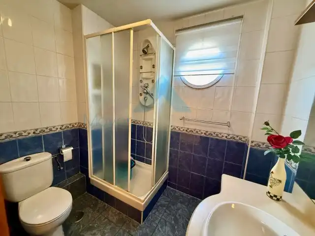Badezimmer von Haus oder Chalet zum Verkauf in Villanueva de la Torre mit Klimaanlage, Heizung und Privatgarten