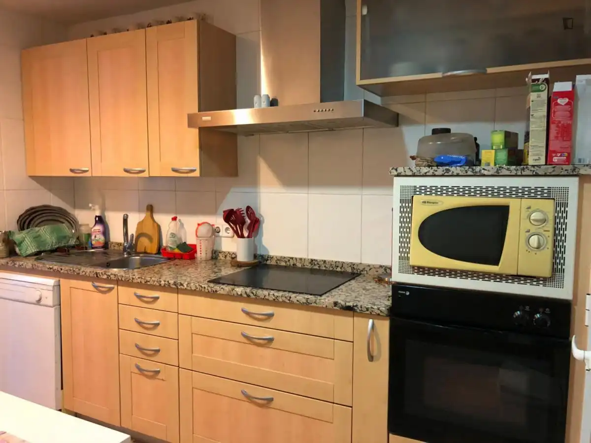 Cuina de Apartament per a compartir en Madrid amb Moblat, Forn i Rentadora