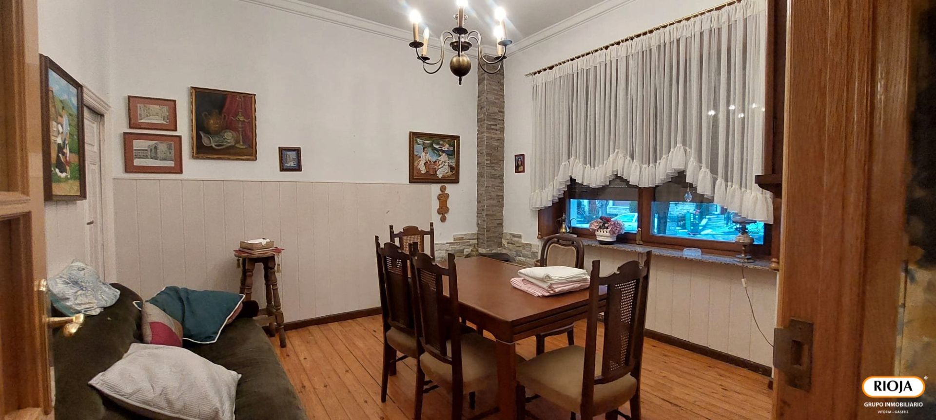 Menjador de Casa adosada en venda en Vitoria - Gasteiz amb Calefacció, Jardí privat i Parquet