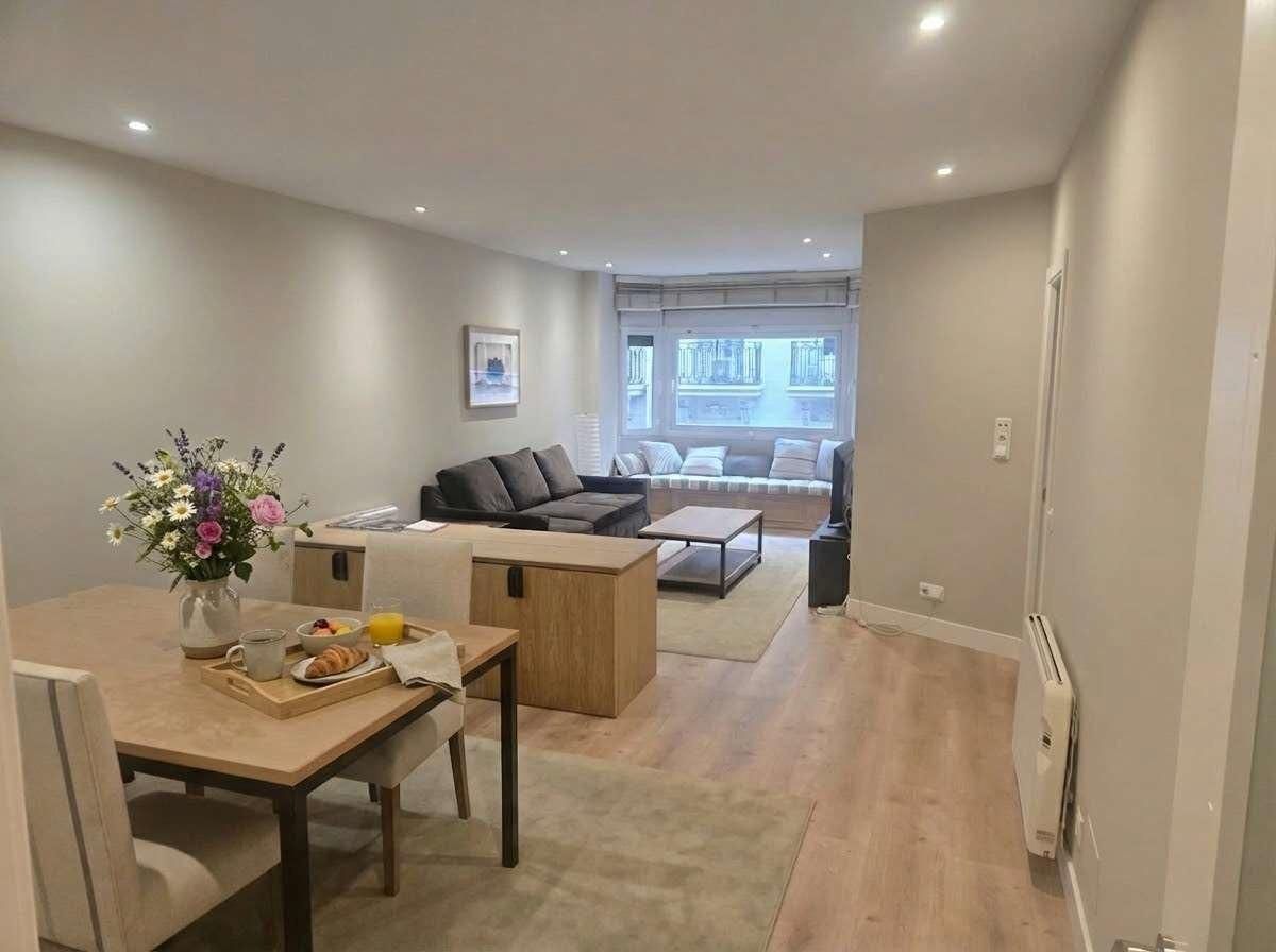 Sala de estar de Piso de alquiler en  Madrid Capital con Aire acondicionado, Amueblado y Piscina comunitaria