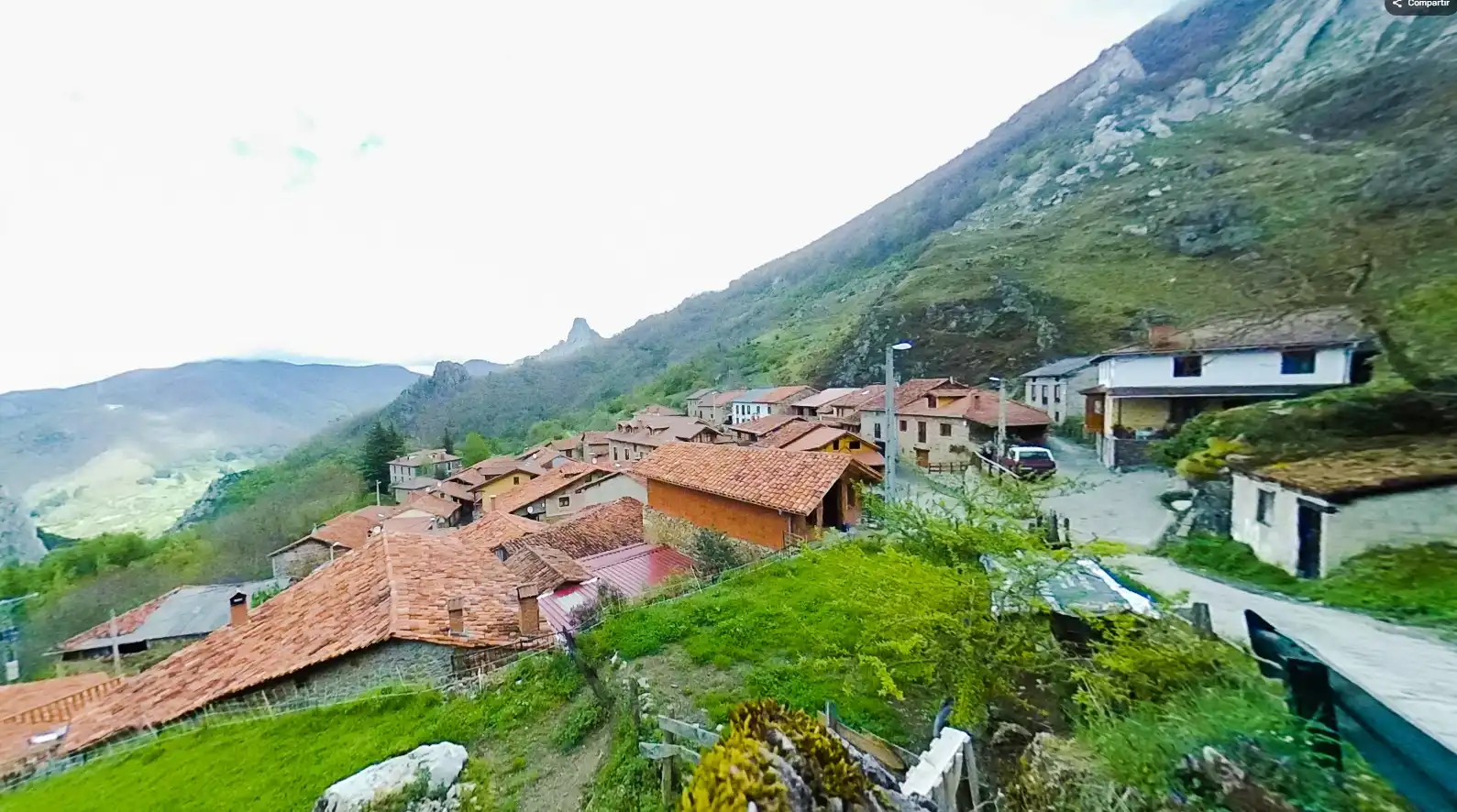 Vista exterior de Casa adosada en venta en Vega de Liébana con Terraza, Trastero y Balcón