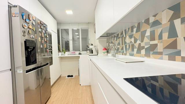 Piso en Venta en Avenida de la Mujer Trabajadora en Pino Montano - Consolación