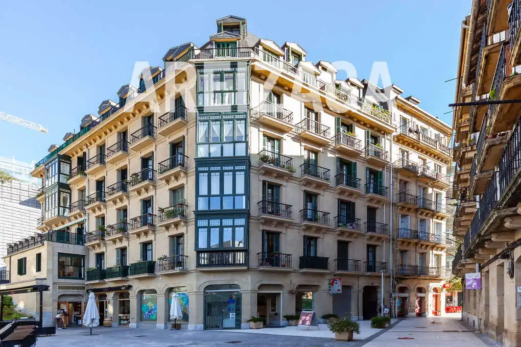 Vista exterior de Piso en venta en Donostia - San Sebastián  con Calefacción y Balcón