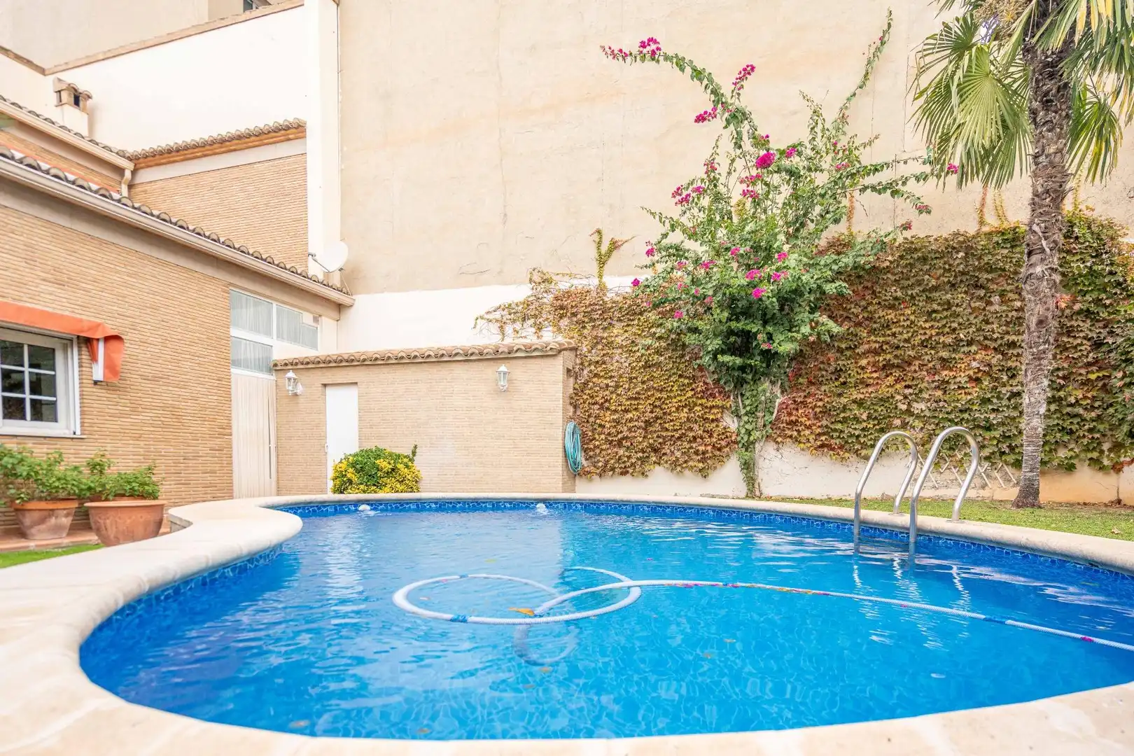 Piscina de Casa o xalet en venda en Canals amb Aire condicionat, Calefacció i Jardí privat