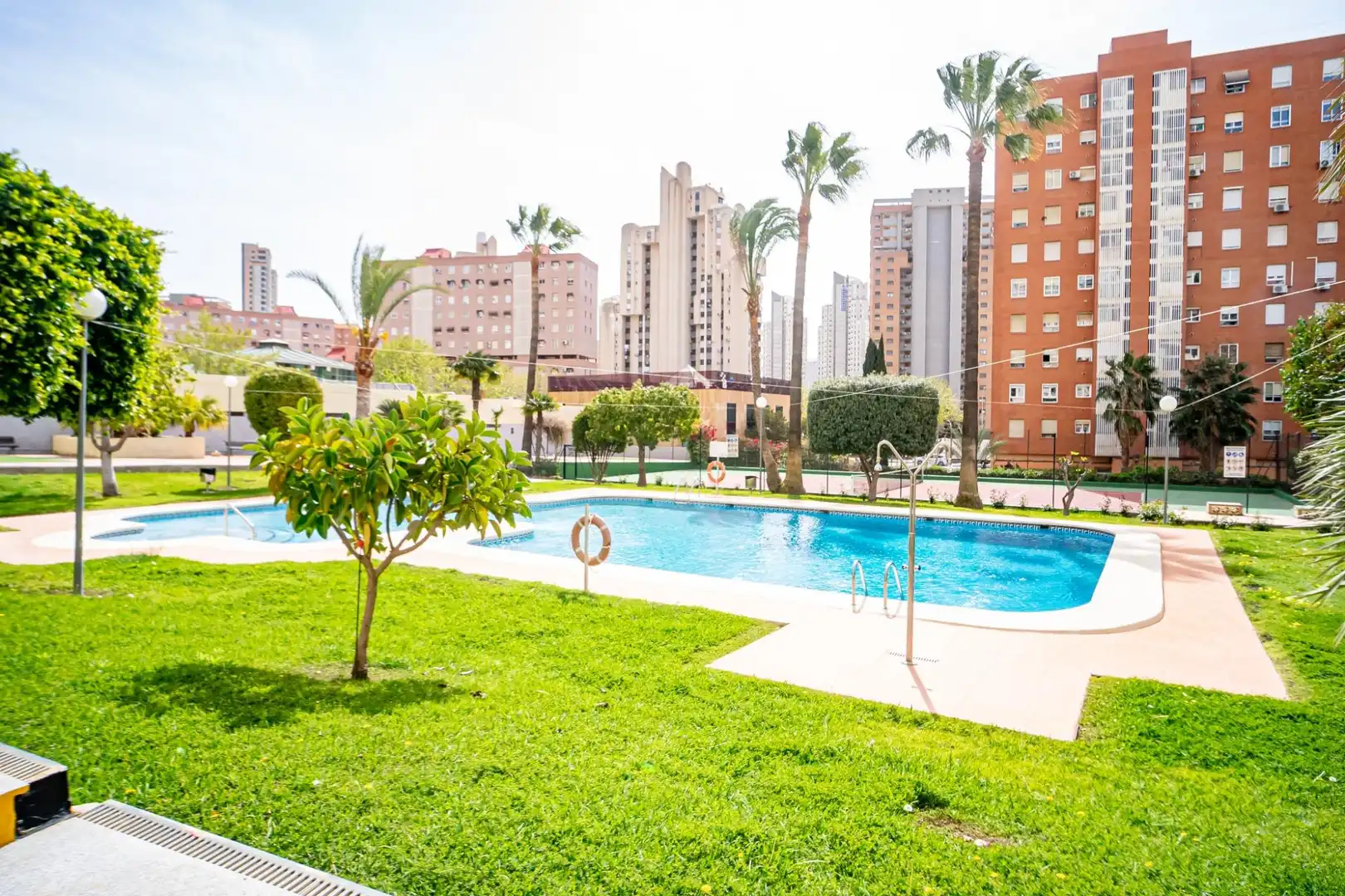 Vista exterior de Apartament en venda en Benidorm amb Jardí privat i Piscina comunitària