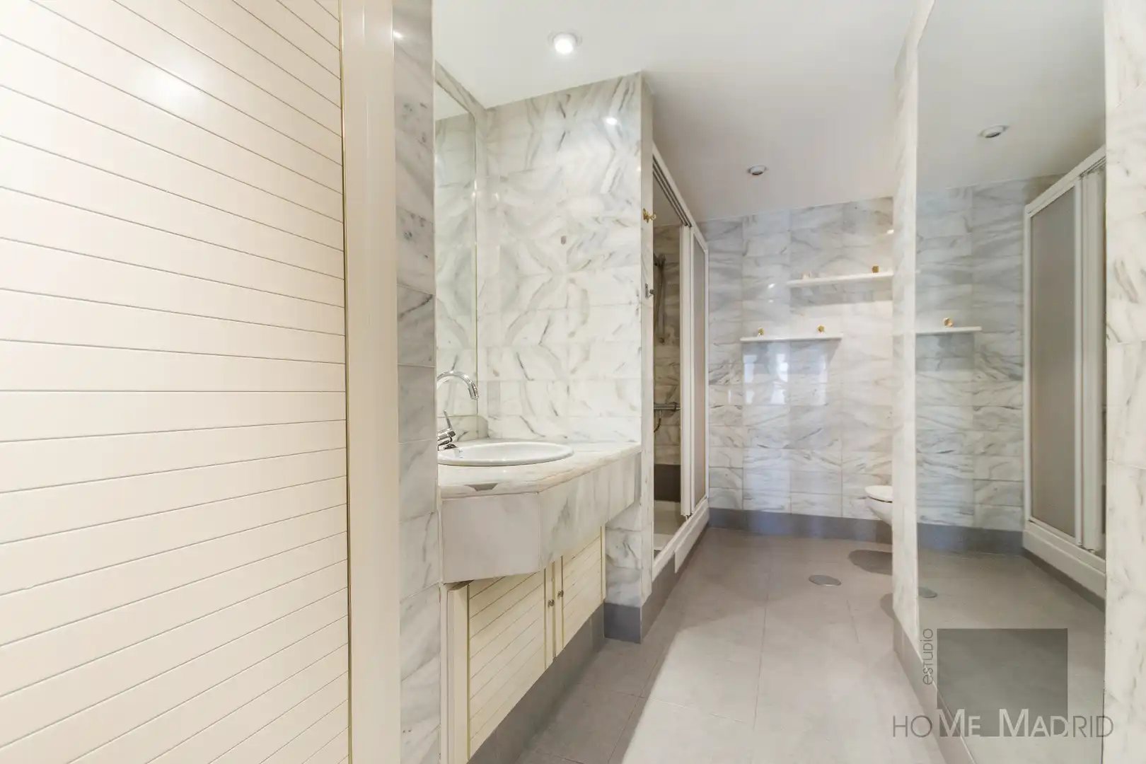 Bathroom of Flat for sale in Madrid  with Air Conditioner, Heating and Parquet flooring