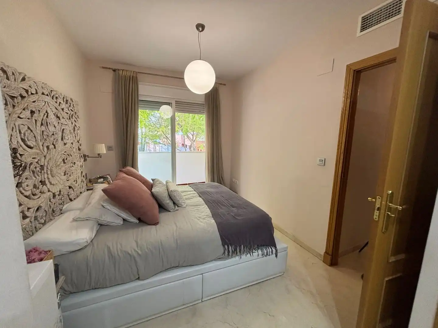 Schlafzimmer von Wohnung zum Verkauf in Bormujos mit Klimaanlage, Terrasse und Abstellraum