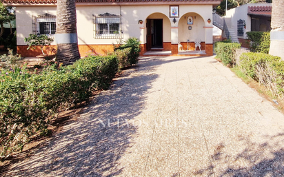 Vista exterior de Casa o xalet en venda en Chipiona amb Terrassa i Piscina