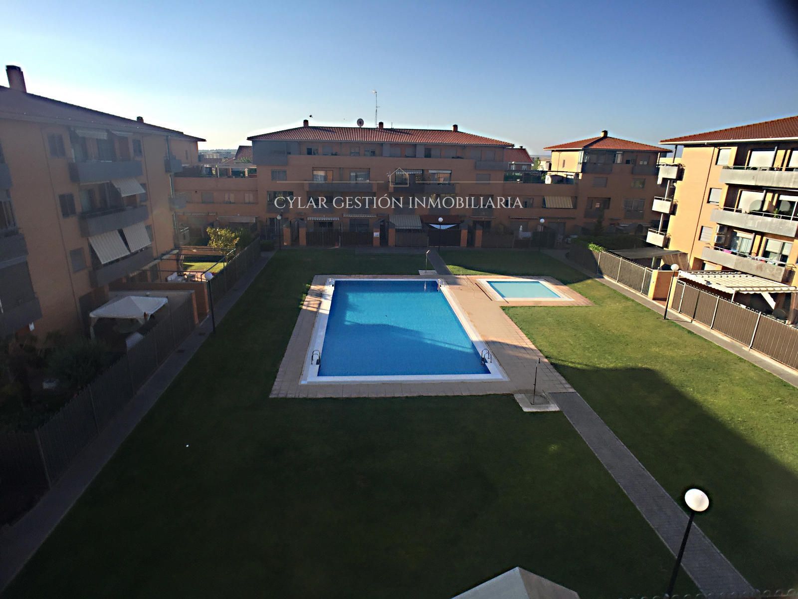 Piscina de Dúplex en venda en Salamanca Capital amb Calefacció, Parquet i Terrassa