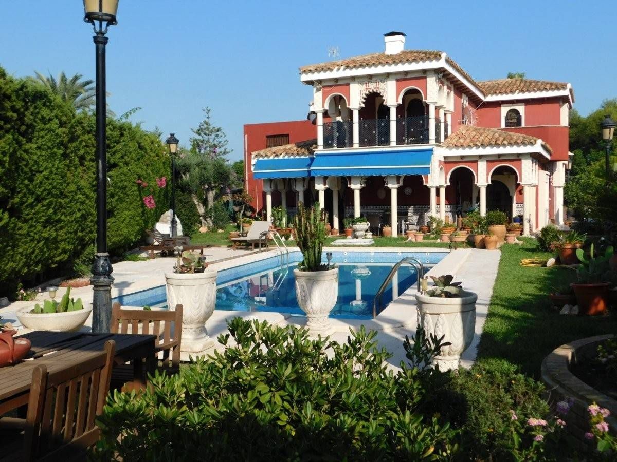 Garden of House or chalet for sale in Torrevieja  with Air Conditioner, Heating and Storage room