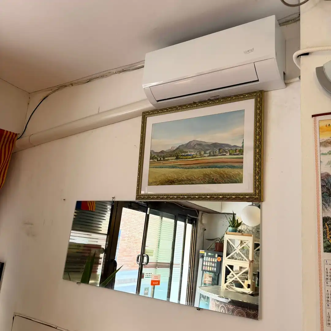 Vista exterior de Local en traspaso en Barcelona con Aire acondicionado, Amueblado y Alarma