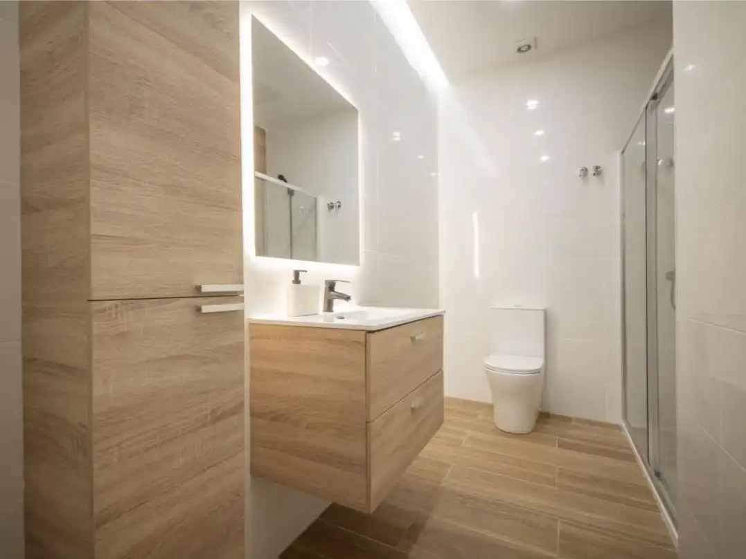 Bathroom of Flat for sale in Barcelona  with Air Conditioner, Private garden and Parquet flooring