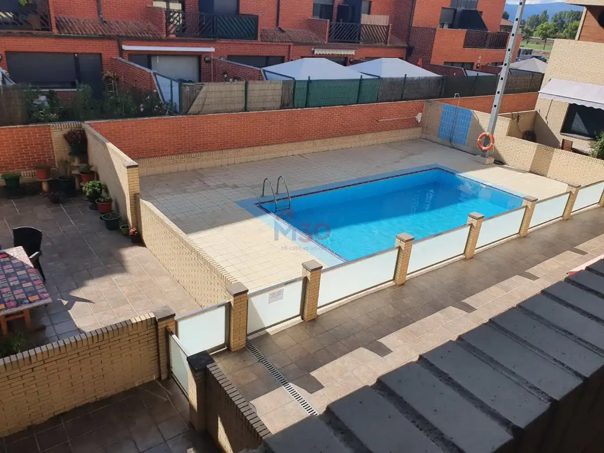 Piscina de Piso en venta en Miranda de Ebro con Calefacción, Parquet y Terraza
