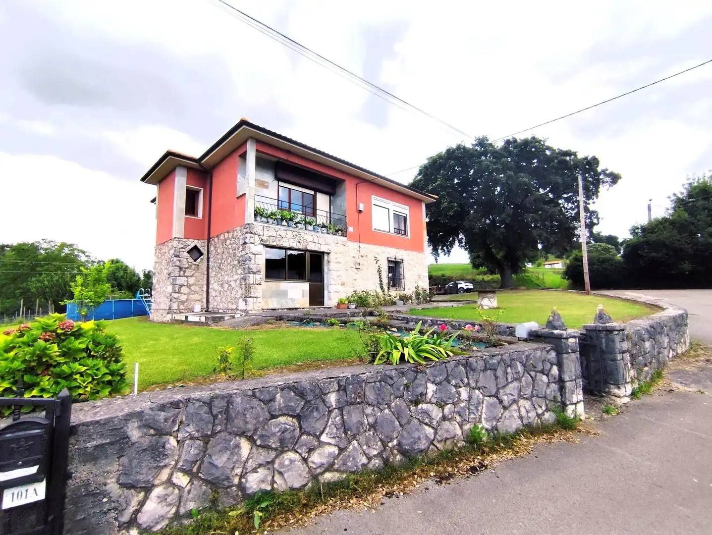 Vista exterior de Casa o chalet en venta en Villaescusa (Cantabria) con Calefacción, Jardín privado y Terraza