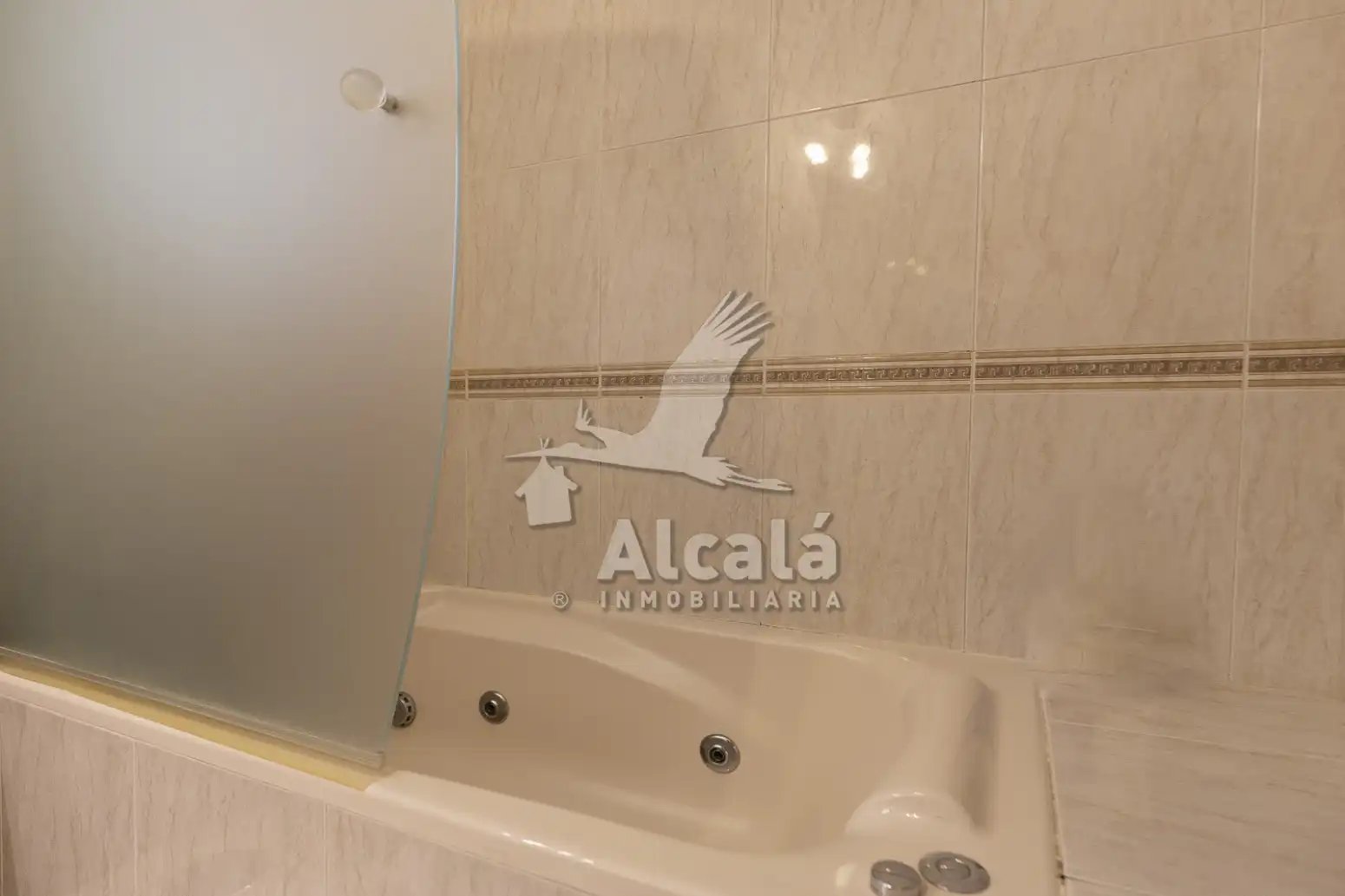 Baño de Piso en venta en Arganda del Rey con Aire acondicionado, Calefacción y Jardín privado