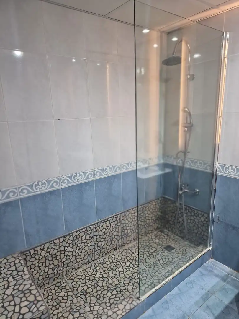 Baño de Planta baja de alquiler en Marbella con Terraza y Piscina comunitaria