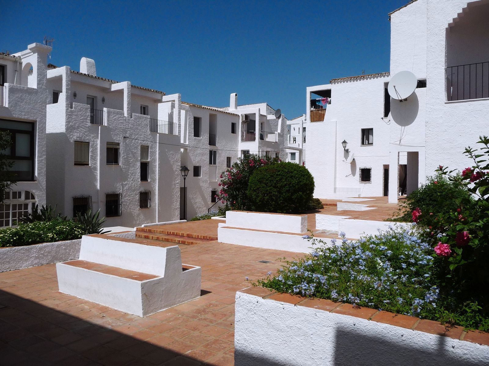 Vista exterior de Piso en venta en Manilva con Terraza, Amueblado y Piscina comunitaria