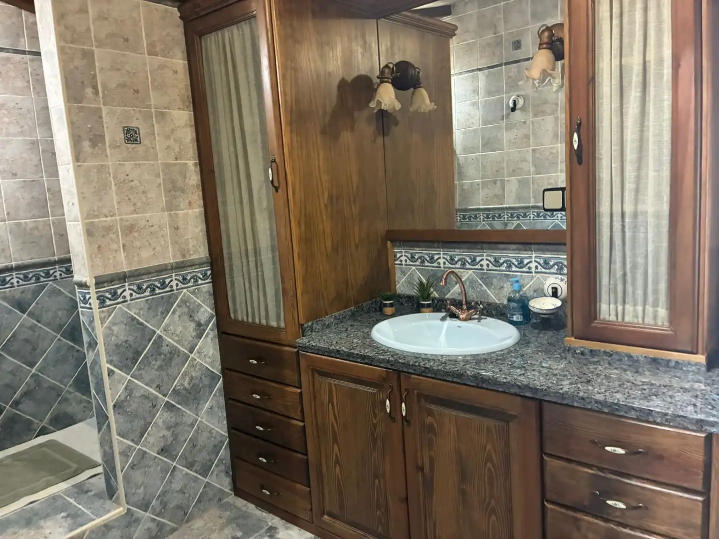 Baño de Finca rústica en venta en Cabezuela del Valle con Calefacción, Jardín privado y Terraza